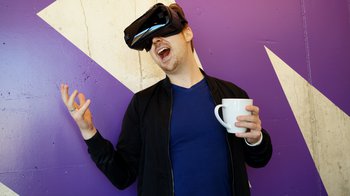 man-wearing-black-virtual-reality-headset-while-holding-1261831_156f9f798ee94b8263ebe270cd65ec62.jpg